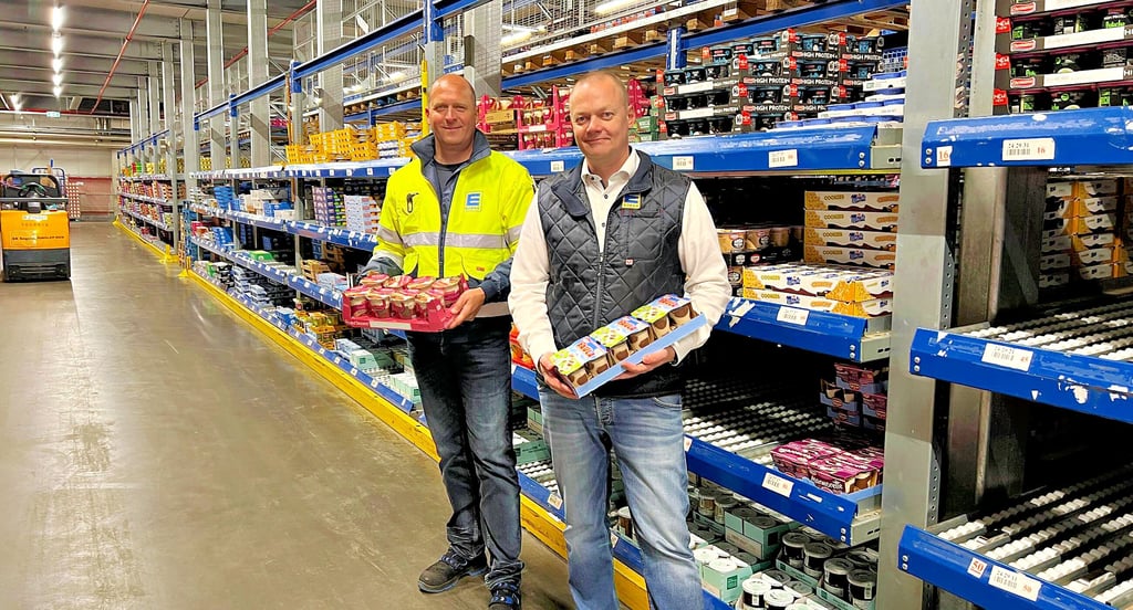 Ausbilder Dirk Picht (l.) und Betriebsleiter Martin Schlegel im Edeka Logistikzentrum in Landsberg.