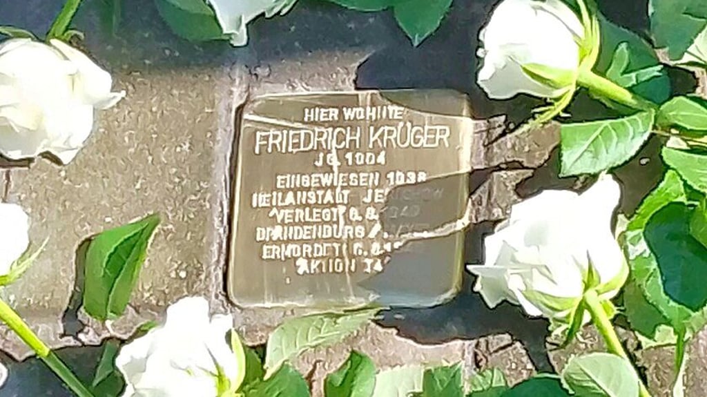 So wie der Stolperstein für NS-Opfer Friedrich Krüger in Rögäsen werden auch die Gedenksteine in Genthin aussehen.