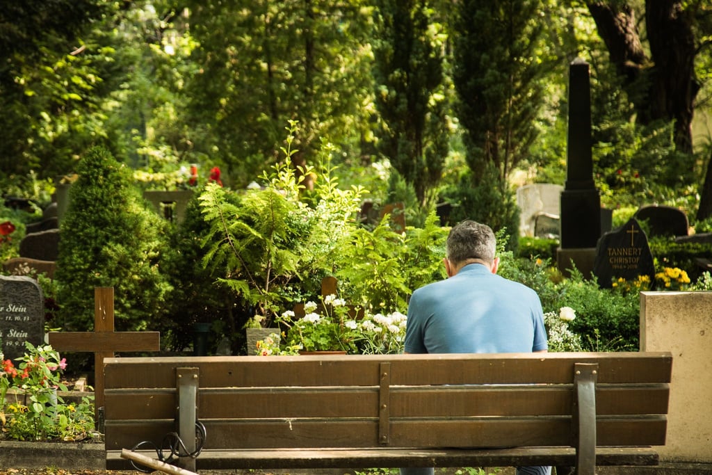 Wer einen schweren Verlust erlitten hat, etwa um eine langjährige Patnerin oder Partner trauert, erlebt häufig seelische und körperliche Symptome, die auch länger andauern können.