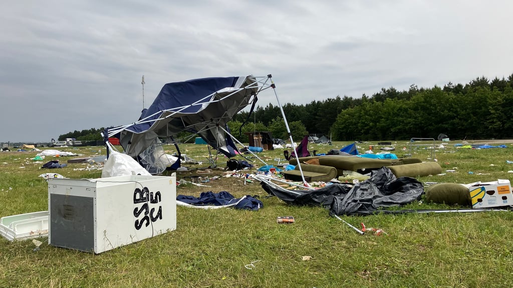Das Festivalgelände nach der Abreisewelle der Besucher: Hier wieder Ordnung reinzubekommen, ist kein leichtes Unterfangen, aber auf jeden Fall ein kostspieliges.