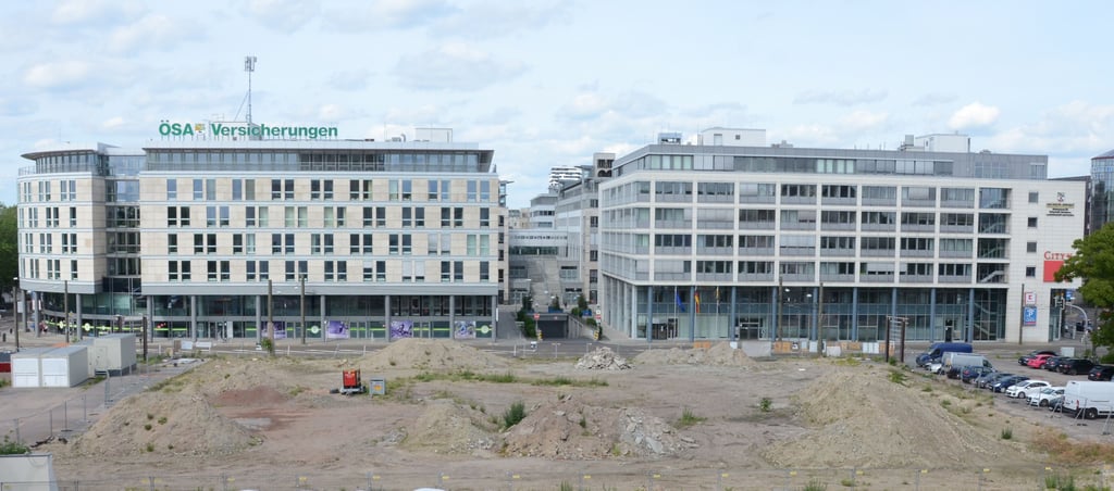 Blick auf den ehemaligen Busbahnhof in Magdeburg nahe des City Carrés und des Hauptbahnhofs. Nach ersten vielversprechenden Arbeiten auf dem Filetstück in bester Lage in der Innenstadt ruht die Baustelle nun schon seit Monaten.