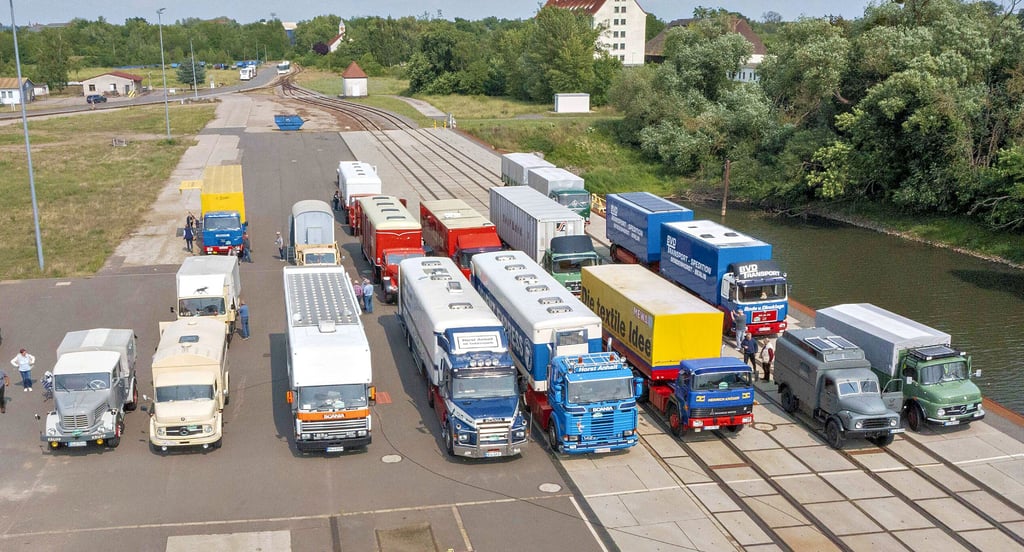 Die Elbsandsteingebirge-Spreewald Tour 2025 macht mit 17 historischen Lkw im Roßlauer Hafen Station.