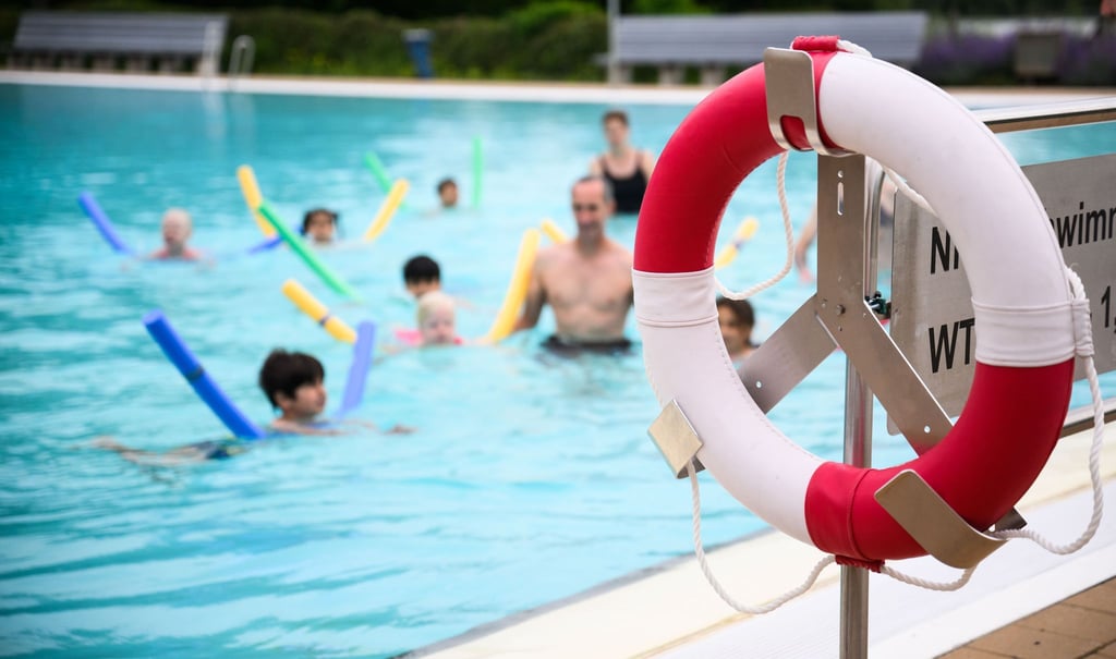 Mehr Berliner Grundschüler als früher haben ein Schwimmabzeichen. (Symbolbild)