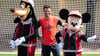 Thomas Müller mit Goofy und Micky Maus.