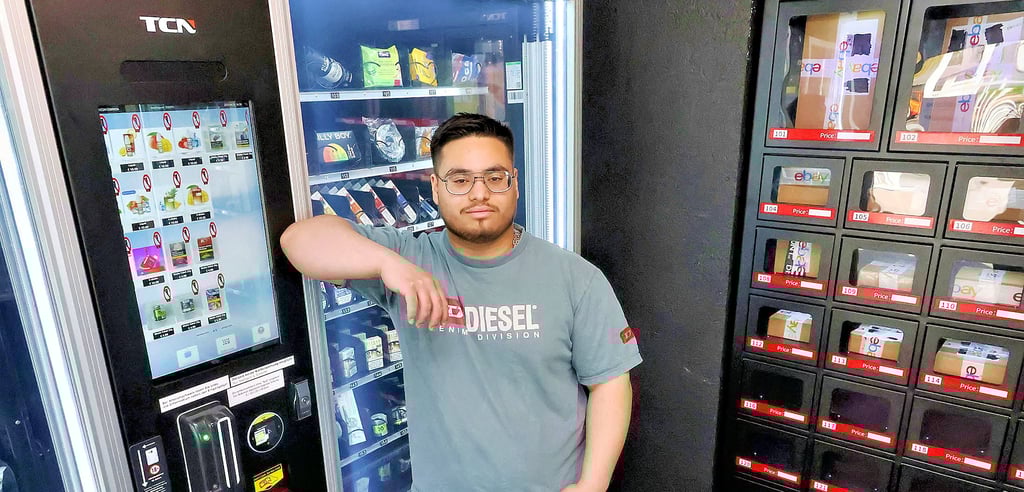 Der 23-jährige Joshua Grunert ist der Juniorchef des Fahrradcenters. Er betreibt den neuen Automaten-Kiosk an der Sangerhäuser Juri-Gagarin-Straße im Stadtteil Südwest.