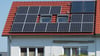 Wer optimal profitieren will, sollte vor der Installation der PV-Anlage darauf achten, in welche Himmelsrichtung das Dach ausgerichtet ist.
