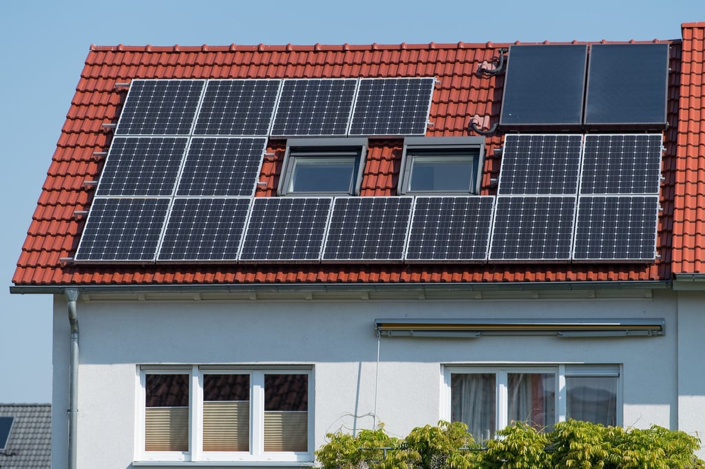 Wer optimal profitieren will, sollte vor der Installation der PV-Anlage darauf achten, in welche Himmelsrichtung das Dach ausgerichtet ist.