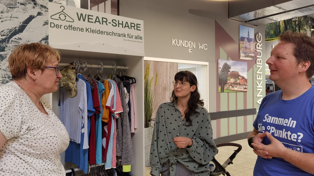 Das Projekt des offenen Kleiderschranks wird von Blankenburgs Marktkauf-Leiter Mario Leweke (rechts) und seinen Kollegen unterstützt. Die von Initiatorin Christin Hinz (Mitte) und Mitstreiterin Bianca Nehrkorn angeschobene Aktion, soll zu einer großen Tauschbörse für Kleidung werden.
