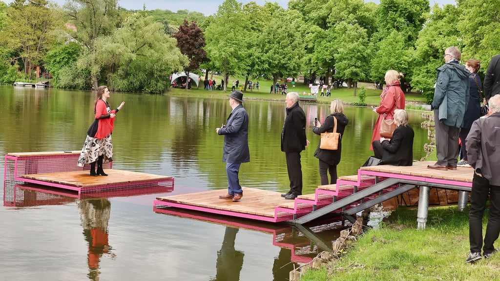 Der Treppensteg am Vorwerksteich ist Teil des Kunstparcours "Glühende Horizonte" in Allstedt.