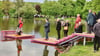 Der Treppensteg am Vorwerksteich ist Teil des Kunstparcours "Glühende Horizonte" in Allstedt.