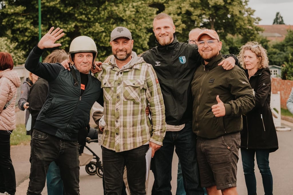 Die Magdeburger Crew für das Seifenkistensrennen zum Schrotefest um Andre Viohl (von links), FCM-Stadionsprecher Jens Hönel, Gian Luca Hönel und Linus Viohl war vorab schon in Heinrichsberg zu Gast, um alle Starter nach Magdeburg einzuladen.
