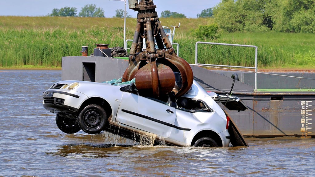 Polizei, Einsatztaucher der DLRG Tangermünde sowie die Wehren aus Sandau und Havelberg waren Dienstagabend zum Einsatz am Fähranleger Sandau alarmiert worden. Ein Auto hatte die Schranke auf der Fähre durchfahren und war in die Elbe gestürzt. Erst am Folgetag wurde es geborgen,