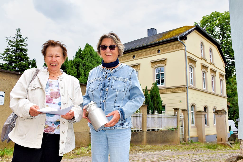 Birgit Sgundek und Reglindis Prudlik (r.) von der Interessengemeinschaft Kirche Rasberg führen am Samstagnachmittag durch Rasberg. Was es mit der Milchlase (Milchkanne) auf sich hat, und was sie damals als Kinder für Kunststückchen damit machten, verraten die beiden Frauen zur Wanderung durch ihren Heimatort.