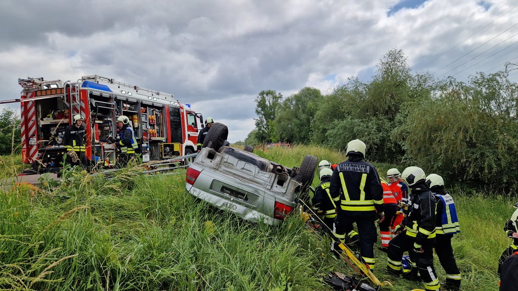 Die Berufsfeuerwehr Halle (Hauptwache) übte am Mittwoch in Halle-Neustadt unter Extrembedingungen.