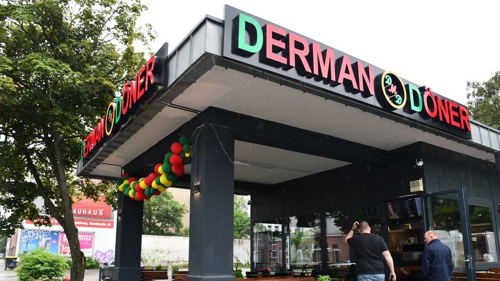 Der Imbiss Derman Döner hat in Magdeburg in einer ehemaligen Minol-Tankstelle aus der DDR eröffnet.