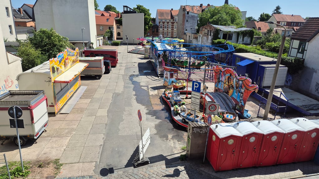 Der Schaustellerbereich des Rolandfestes in Stendal befindet sich 2025 auf dem Parkplatz zwischen Deichstraße und Brüderstraße.