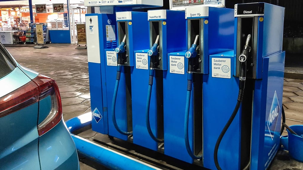 Tanken ist häufig ein teurer Spaß im Alltag. Wann sind die besten Zeiten, um das Auto wieder mit Benzin oder Diesel zu befüllen?