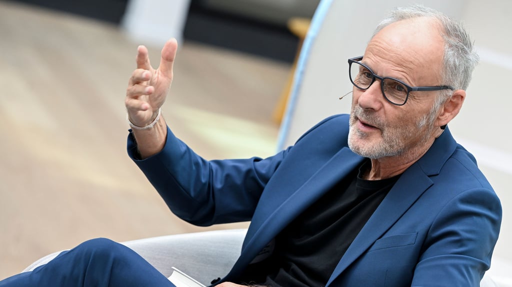 Reinhold Beckmann liest am 1. Oktober 2025 aus seinem Buch „Aenne und ihre Brüder“ und blickt zurück auf das Leben seiner Mutter.