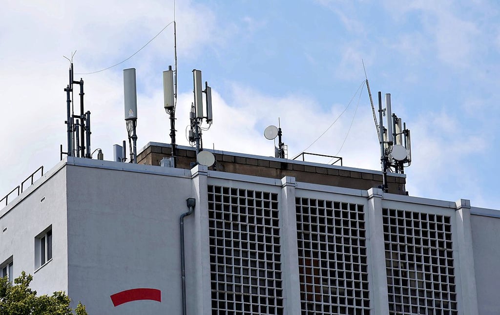 Auf dem Dach des Hochhauses steht unter anderem eine Antennenanlage.