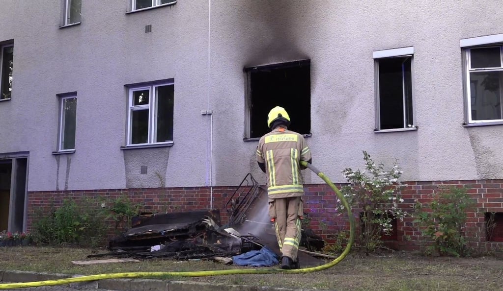 In einem Mehrfamilienhaus in Berlin-Reinickendorf brach ein Feuer in einer Erdgeschosswohnung aus. Zwei Kinder wurden unter anderem verletzt.