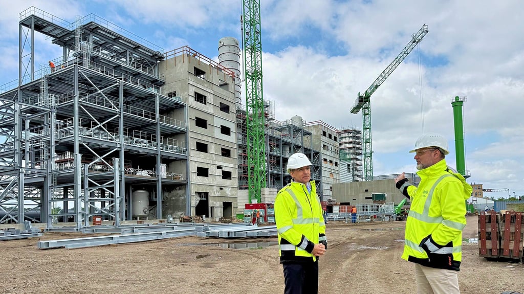 Verbio baut im Chemiepark Bitterfeld-Wolfen an einer Ethenolyse-Anlage. Andreas Kohl (l.) und Jörg Pfeiffer schauen sich auf der Baustelle um.