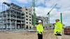 Verbio baut im Chemiepark Bitterfeld-Wolfen an einer Ethenolyse-Anlage. Andreas Kohl (l.) und Jörg Pfeiffer schauen sich auf der Baustelle um. 