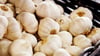 Knoblauch kommt in vielen Rezepten zum Einsatz. Je nach Technik riecht man ihn nach dem Verzehr.