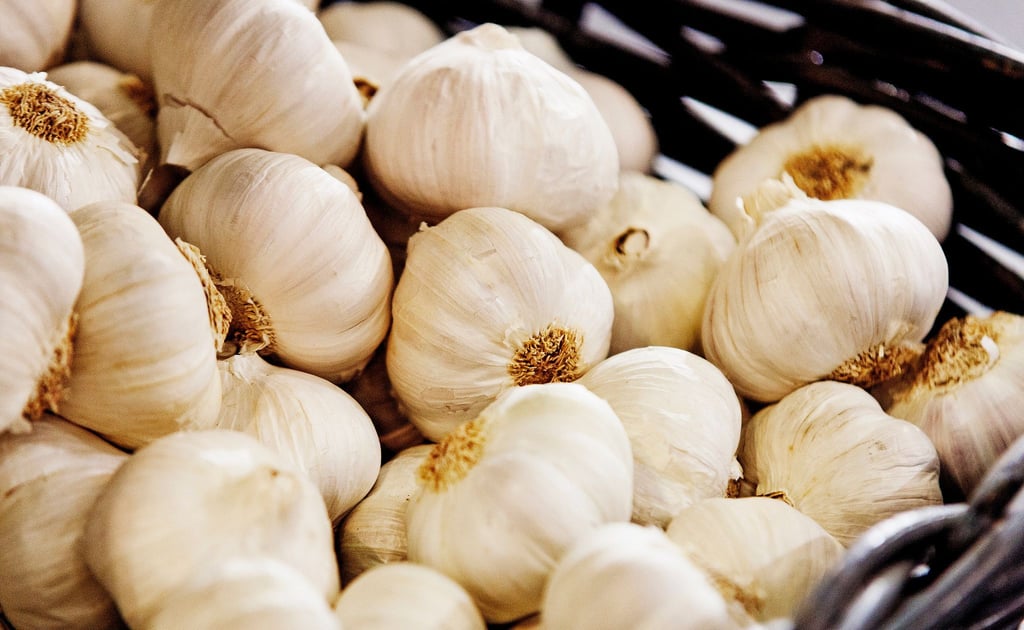 Knoblauch kommt in vielen Rezepten zum Einsatz. Je nach Technik riecht man ihn nach dem Verzehr.