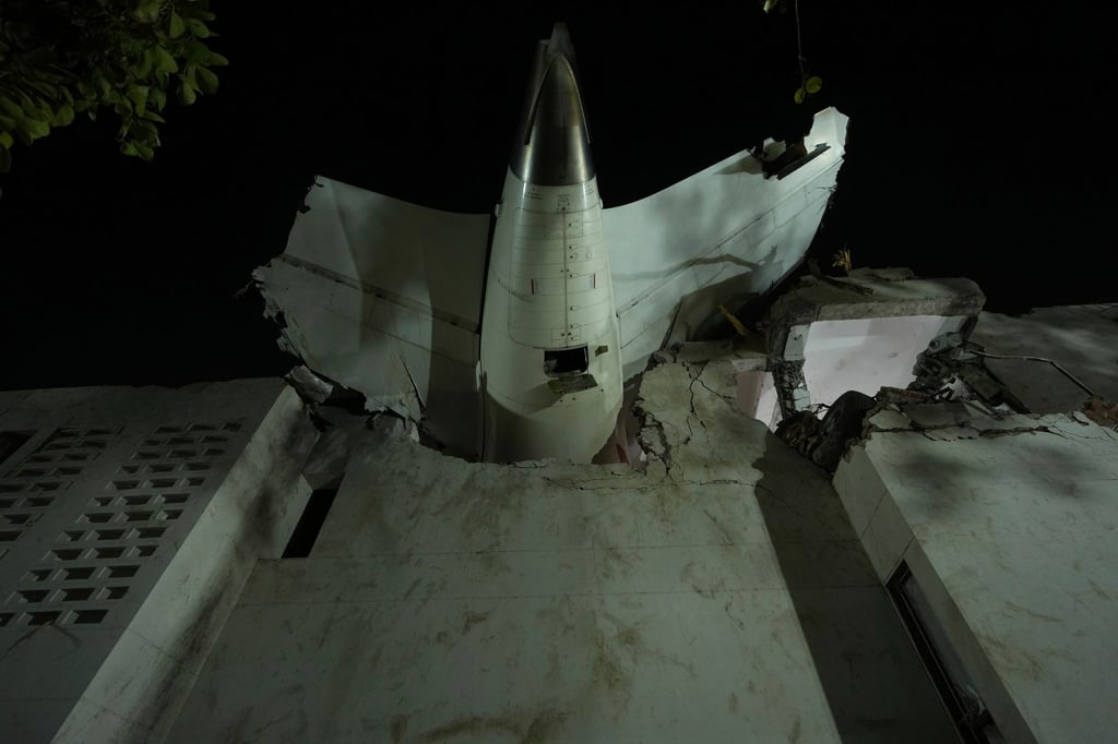 Das Heck des Flugzeugs steckt in einem Gebäude an der Absturzstelle in der nordwestindischen Stadt Ahmedabad im Bundesstaat Gujarat. (Foto aktuell)