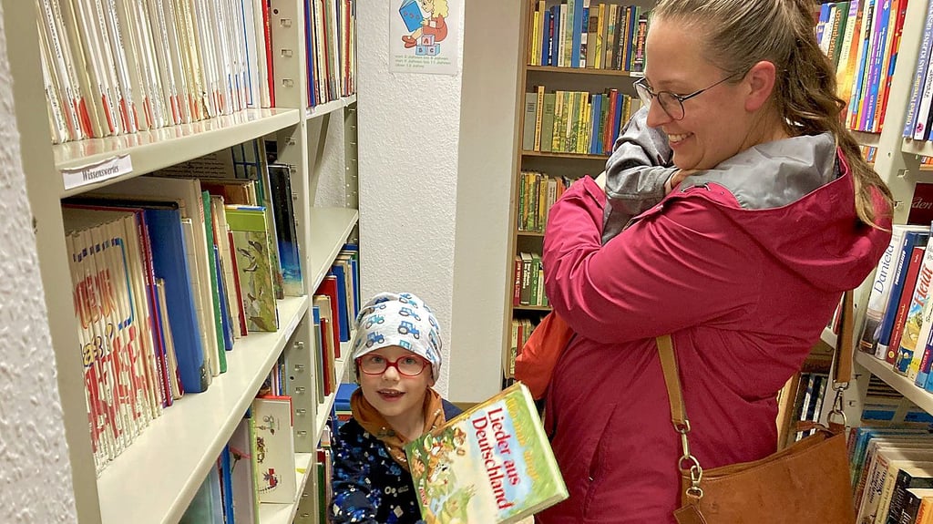 Mika aus Calbe ist mit vier Jahren der jüngste Leser. Er ist mit seiner Mutti Antje Marks und Schwesterchen Cleo nach Barby gekommen.