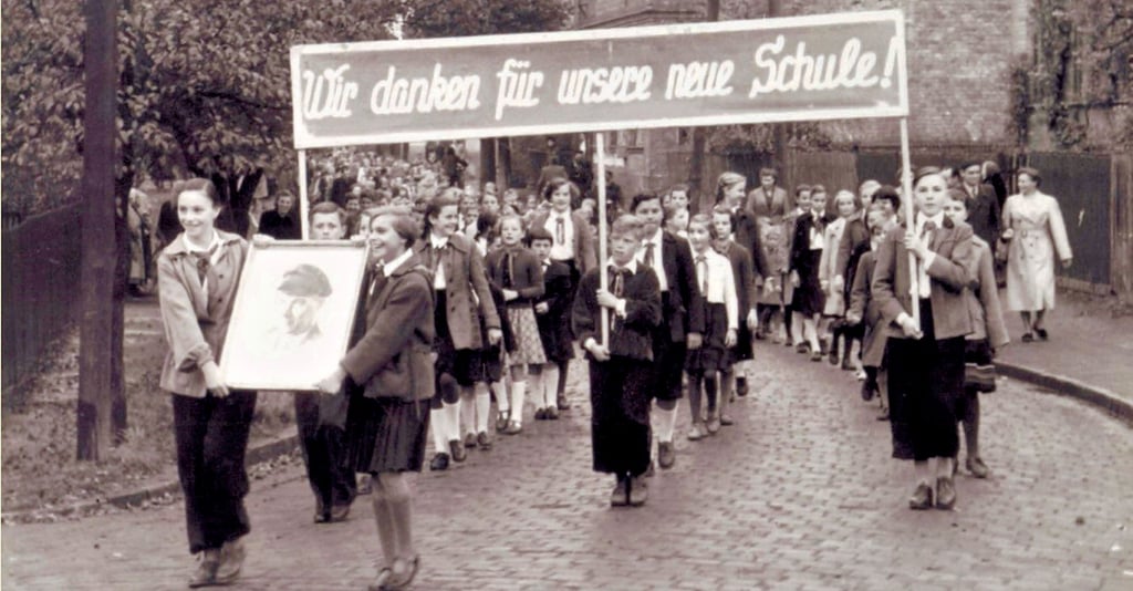 In der Chronik erinnert ein Foto vom Umzug der Schüler an die Einweihung des neuen Schulgebäudes in Benndorf.