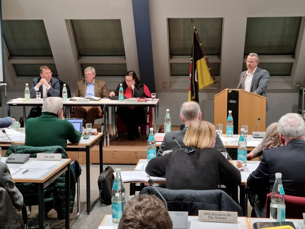 Landrat Andy Grabner wird dem Kreistag empfehlen, nicht gegen die von der Kommunalaufsicht verhängte Haushaltssperre in Widerspruch zu gehen.