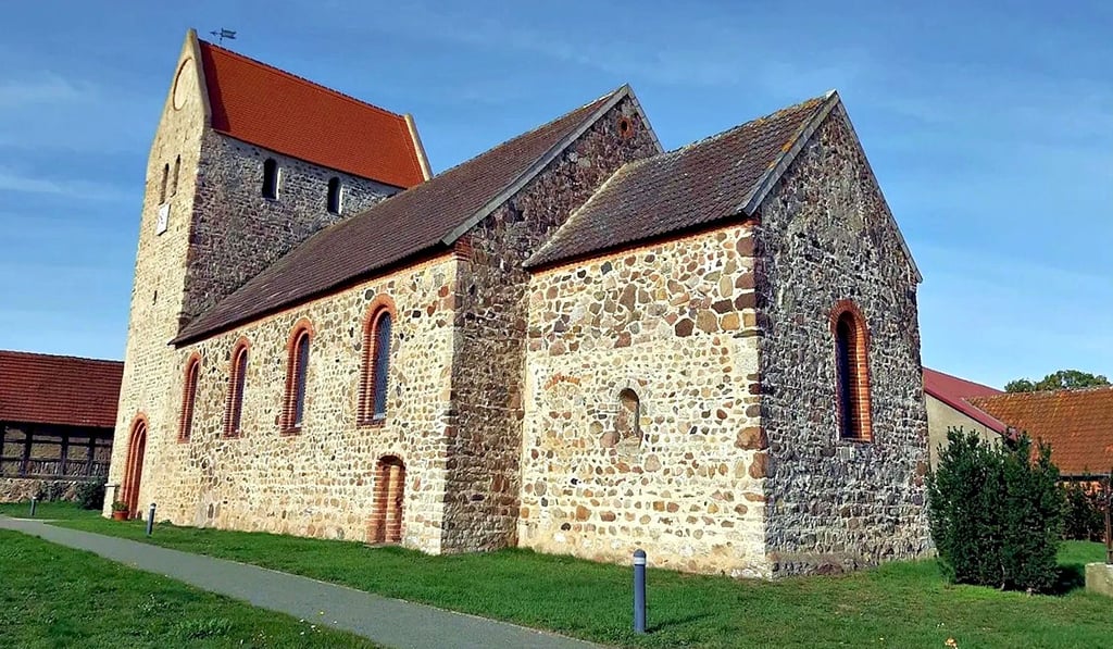 Die Altensalzwedeler Kirche gehört zu den ältesten der Region. Sie wurde vor 800 Jahren aus den Burgresten errichtet.