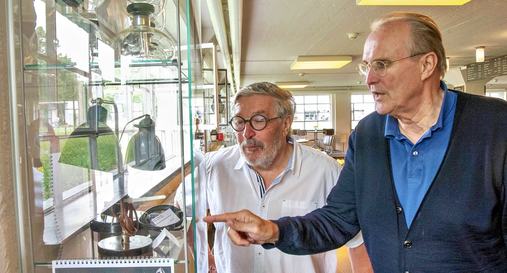 Wolfgang Savelsberg und Harald Wetzel (links) wollen eine Ausstellung mit privaten Bauhaus-Exponaten kuratieren.