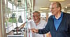 Wolfgang Savelsberg und Harald Wetzel (links) wollen eine  Ausstellung mit privaten Bauhaus-Exponaten kuratieren.