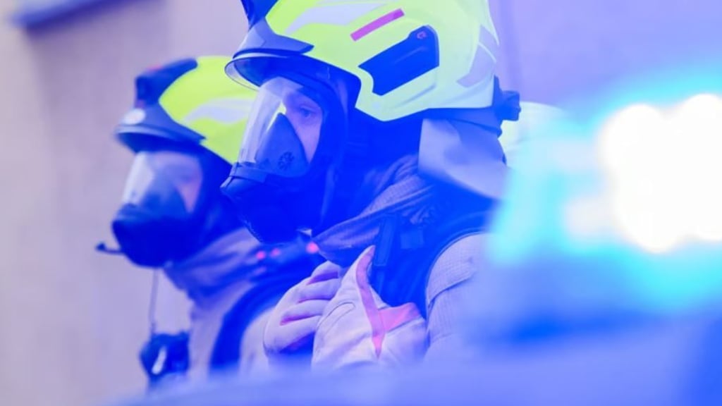 MVB-Bahn beherbergt Hausbewohner: Feuer bricht in Hochhaus in Magdeburg ...