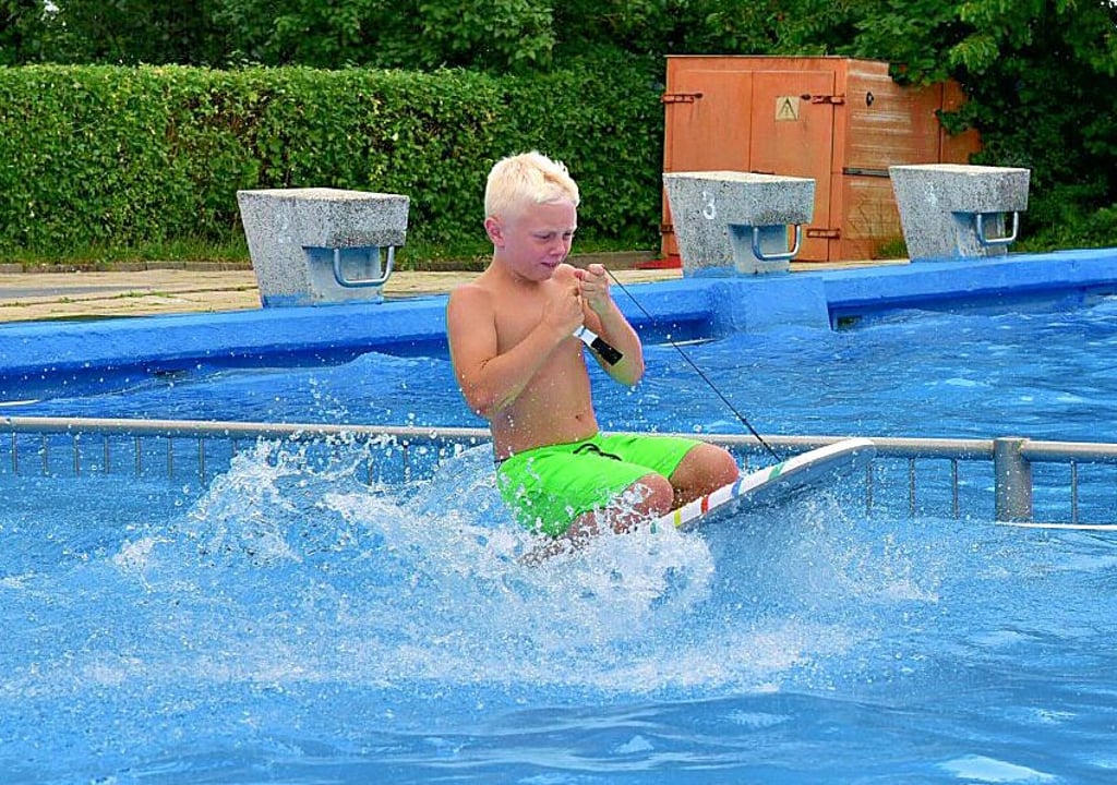 Das Surfbrettweitrutschen (Foto) steht auch in diesem Jahr wieder auf dem Programm des Schwimmbadfestes.