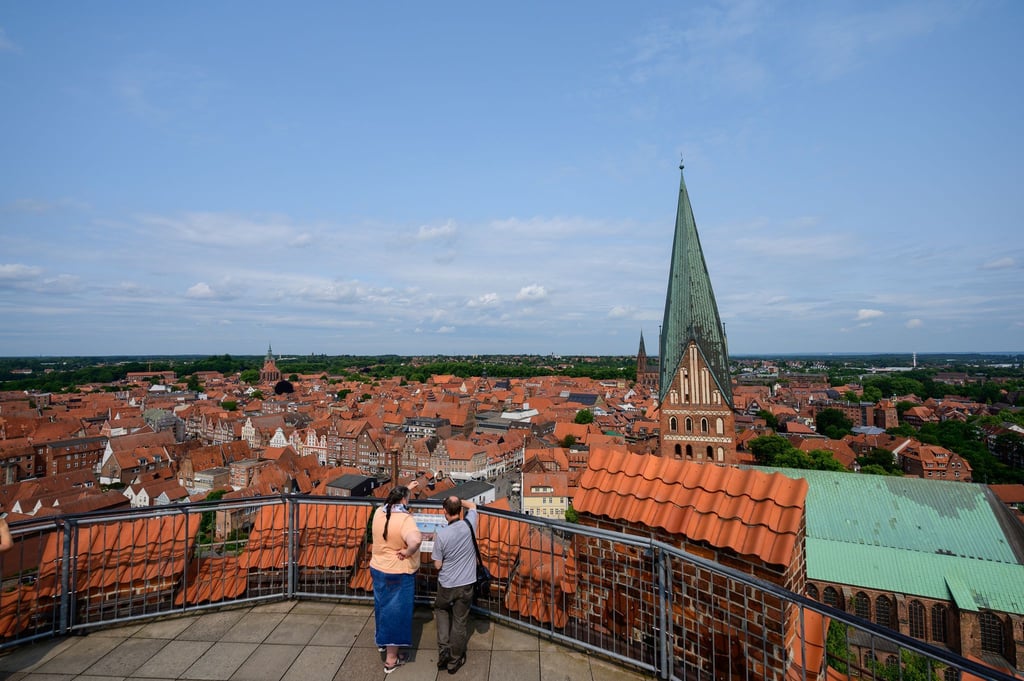 Trauungen auf dem historischen Wasserturm in Lüneburg sind beliebt. Das Wahrzeichen der Hansestadt feiert ein Wochenende lang Jubiläum mit Führungen und künstlerischem Programm.
