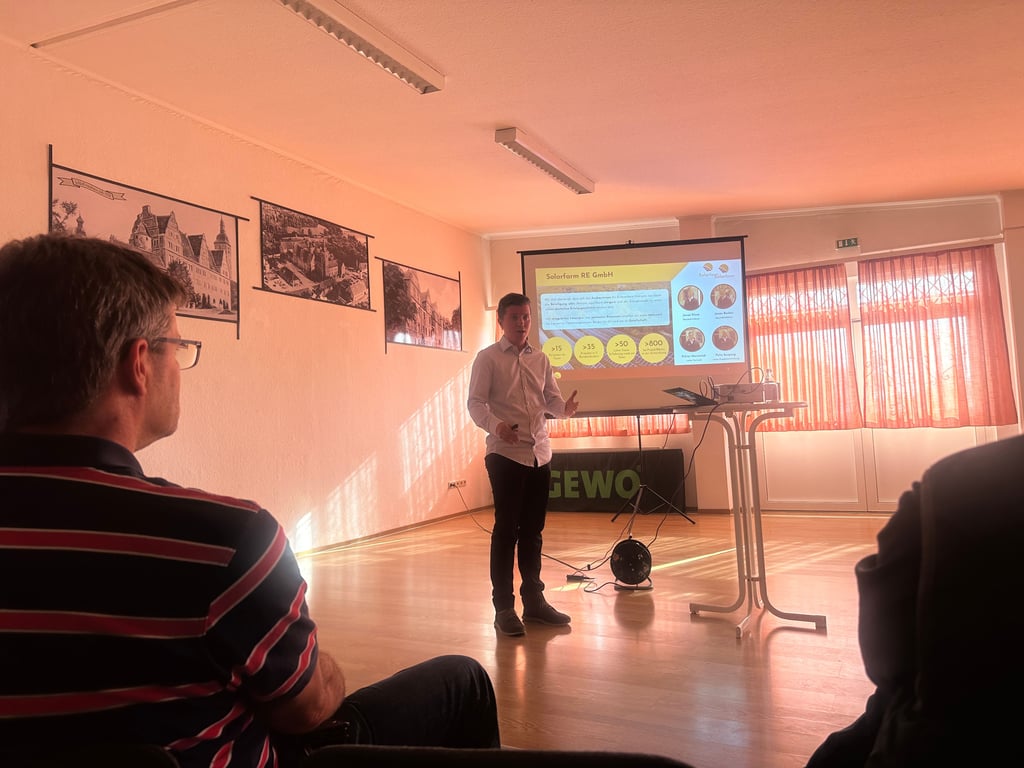 In der gut gefüllten Leitzkauer Mehrzweckhalle versucht Geschäftsführer Jonas Klose die Anwesenden von der geplanten Photovoltaik-Anlage zu überzeugen.