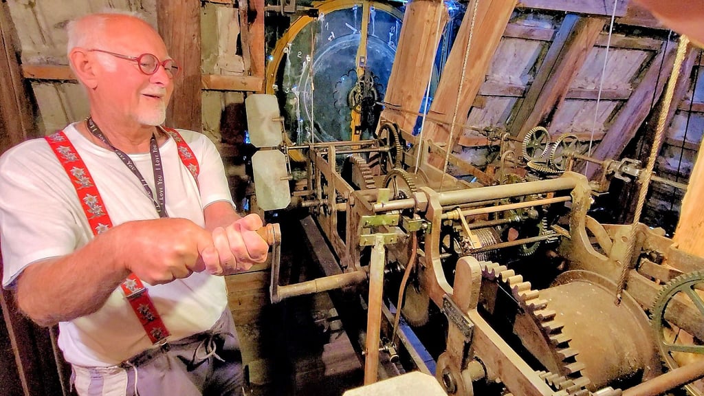 Günther Bausbach hat das Uhrwerk im Westdorfer Kirchturm mit einem früheren Kollegen repariert. Einmal in der Woche zieht er es per Kurbel auf.