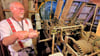 Günther Bausbach hat das Uhrwerk im Westdorfer Kirchturm mit einem früheren Kollegen repariert. Einmal in der Woche zieht er es per Kurbel auf. 
