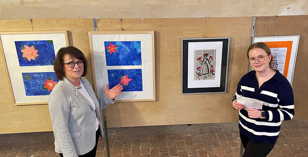 Kunstlehrerin Ines Kerta (l.) und Schülerin Vivian Hübner zeigen Gemälde und Collagen der Ausstellung.