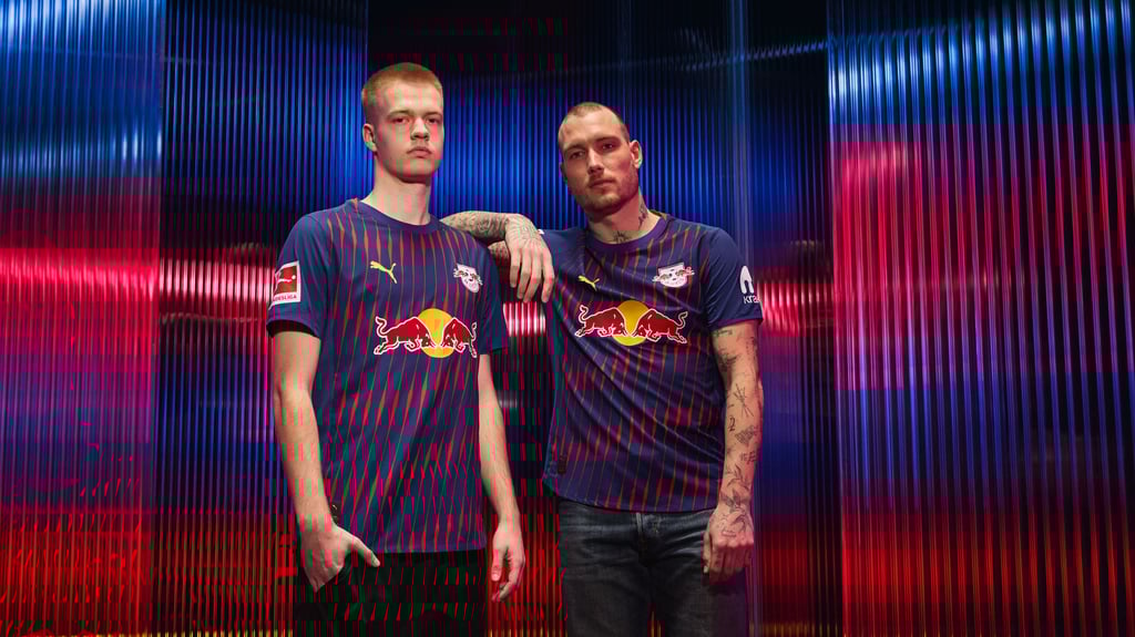 Die Models Arthur Vermeeren und David Raum präsentieren das Auswärtstrikot 2025/26 von RB Leipzig.
