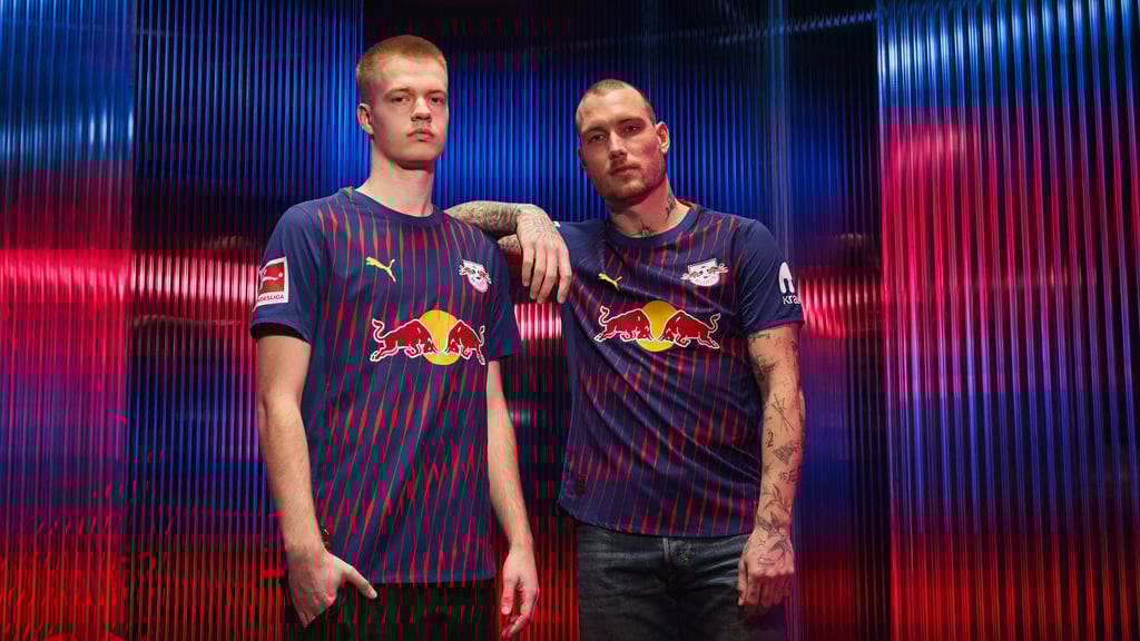 Die Models Arthur Vermeeren und David Raum präsentieren das Auswärtstrikot 2025/26 von RB Leipzig.