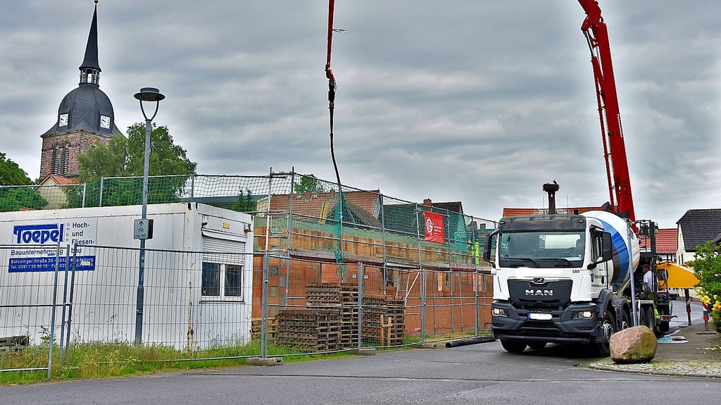 Die Baustelle der neuen Mensa an der Sekundarschule „Brüder Grimm“ in Calvörde: Der Ringanker wird gegossen – ein wichtiger Meilenstein auf dem Weg zum Richtfest.