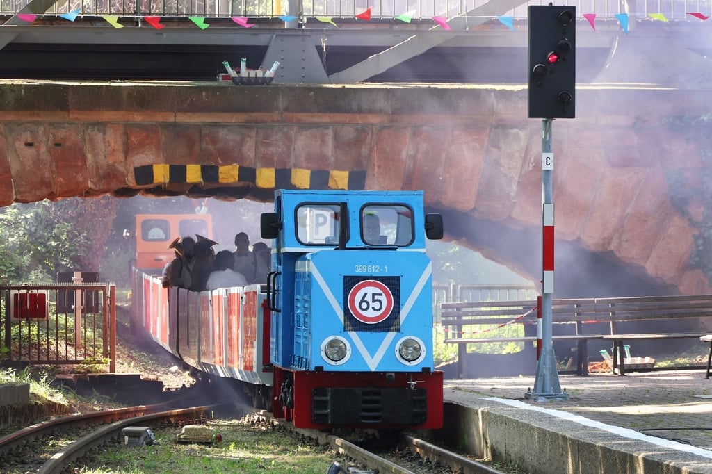 Halles Parkeisenbahn feiert ihren 65. Geburtstag: Am 12. Juni 1960 startete der Eröffnungszug mit zwei Wagen und zog seine ersten Runden auf der zwei Kilometer langen Strecke. Bis zum Sonntag wird nun mit einem bunten Bahnhofsfest das Jubiläum begangen.