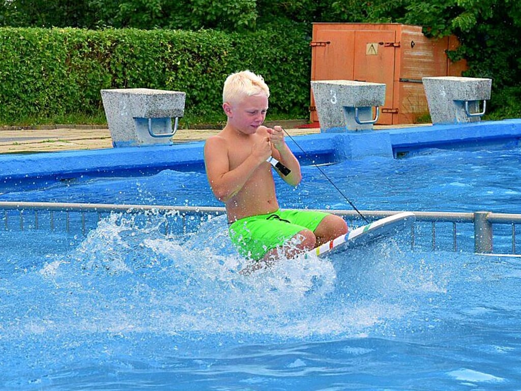 Das Surfbrettweitrutschen (Foto) steht auch in diesem Jahr wieder auf dem Programm des Schwimmbadfestes.
