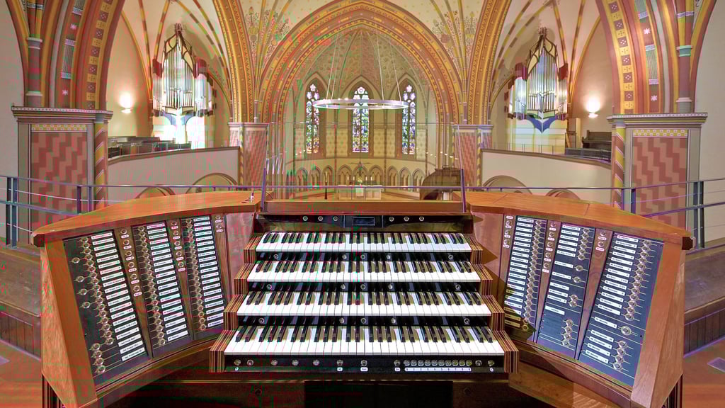 Auch der Spieltisch der Orgel ist neu. Auf den beiden Emporen stehen die Fernwerke, als habe es sie immer schon gegeben.