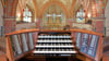 Auch der Spieltisch der Orgel ist neu. Auf den beiden Emporen stehen die Fernwerke, als habe es sie immer schon gegeben. 