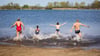 Bald ohne Verbot rein ins Wasser? Im Hufeisensee wird bereits gebadet. Vorgaben hin oder her.